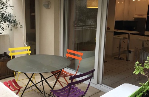 Le Suquet Apartment | rooms 40 m² 100 m from the beach and harbor 5 minutes from the Croisette Luxury building