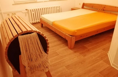 Heichelheim Condo | Rooms with private bathrooms, ideal for construction workers.