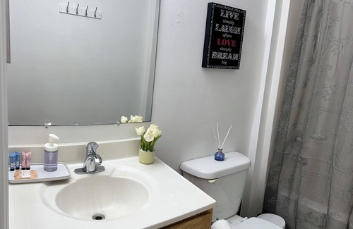 Northside House | Roomy 3 bedrooms townhouse near Jax Airport - sleeps 6