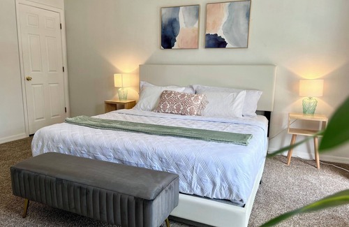Northside House | Roomy 3 bedrooms townhouse near Jax Airport - sleeps 6