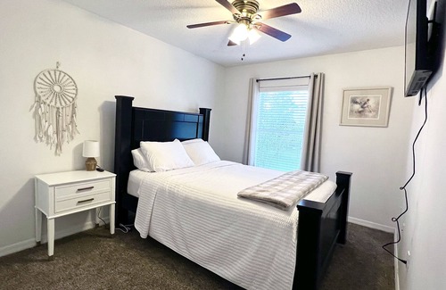 Northside House | Roomy 3 bedrooms townhouse near Jax Airport - sleeps 6