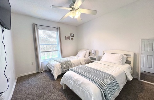 Northside House | Roomy 3 bedrooms townhouse near Jax Airport - sleeps 6