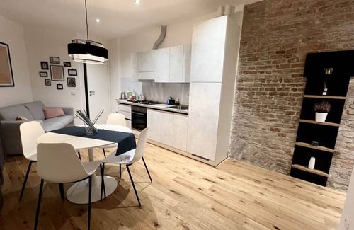 Old Town Apartment | Roomy apartment of 50 sqm located on the ground floor (steps to access), can accommodate up to 4 people.The accommodation is located near the city center of Mantua, in just 15 minutes walk you can reach all the main attractions and the area is served by