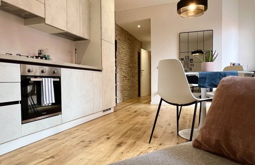 Old Town Apartment | Roomy apartment of 50 sqm located on the ground floor (steps to access), can accommodate up to 4 people.The accommodation is located near the city center of Mantua, in just 15 minutes walk you can reach all the main attractions and the area is served by