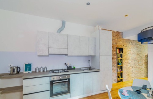 Old Town Apartment | Roomy apartment of 50 sqm located on the ground floor (steps to access), can accommodate up to 4 people.The accommodation is located near the city center of Mantua, in just 15 minutes walk you can reach all the main attractions and the area is served by