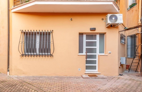Old Town Apartment | Roomy apartment of 50 sqm located on the ground floor (steps to access), can accommodate up to 4 people.The accommodation is located near the city center of Mantua, in just 15 minutes walk you can reach all the main attractions and the area is served by