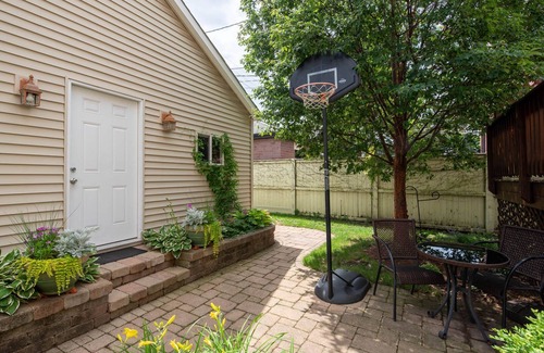 Roscoe Village Apartment | Roscoe Village- Only steps to cute shops & dining! Sleeps 4-6