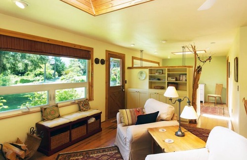 Sequim House | Rose Cottage - Charming bungalow with beautiful gardens