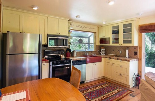 Sequim House | Rose Cottage - Charming bungalow with beautiful gardens