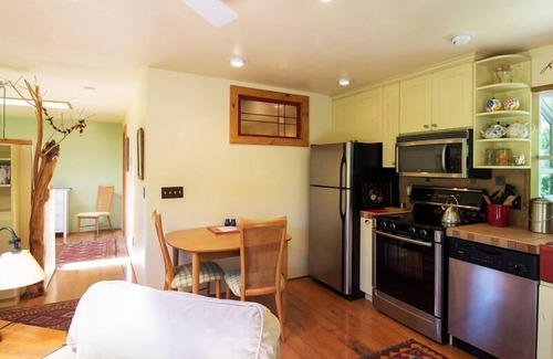 Sequim House | Rose Cottage - Charming bungalow with beautiful gardens