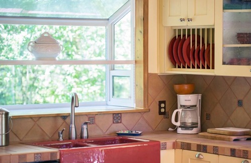 Sequim House | Rose Cottage - Charming bungalow with beautiful gardens