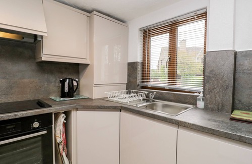 Kendal Cottage | ROSE COTTAGE, family friendly, with a garden in Burneside
