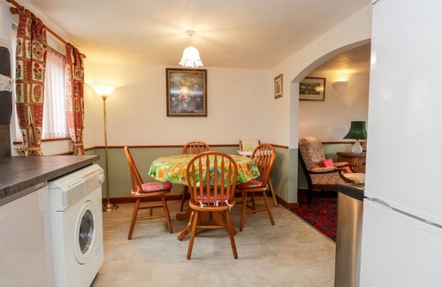 Kendal Cottage | ROSE COTTAGE, family friendly, with a garden in Burneside