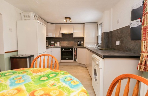 Kendal Cottage | ROSE COTTAGE, family friendly, with a garden in Burneside