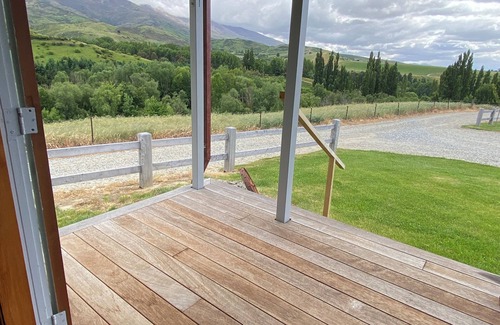 Lowburn Bed & Breakfast | Rose Creek Cottage – Secluded Vineyard Stay with Stunning Mountain Backdrop
