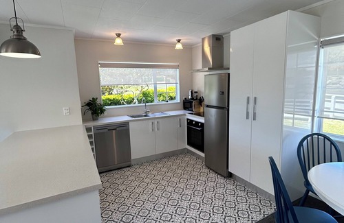 New Plymouth House | Rose Dellš¹