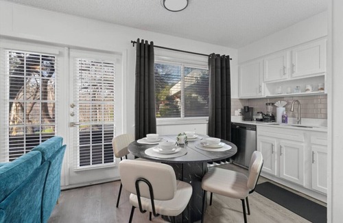 West Campus Apartment | Rose Game Suite | Walk to UT | Near DT| Sleeps 6!