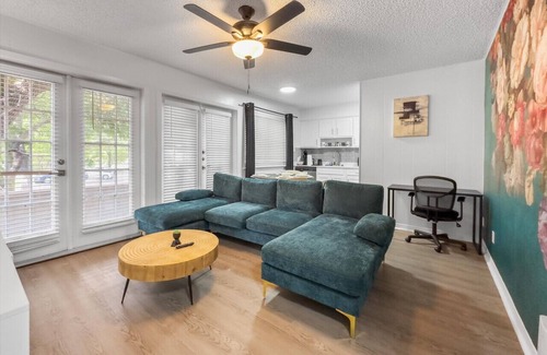 West Campus Apartment | Rose Game Suite | Walk to UT | Near DT| Sleeps 6!