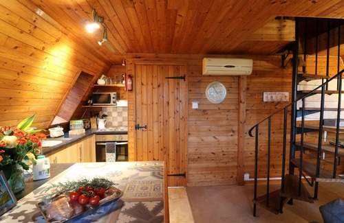 Corton Cottage | ROSE LODGE, pet friendly, with a garden in Milton On Stour