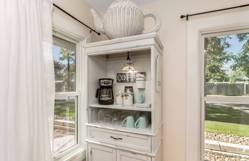 Fredericksburg House | Rose Street Cottage | 2/2.5 + Bonus Room (Sleeps 6), 3 Blocks to Main