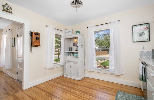 Fredericksburg House | Rose Street Cottage | 2/2.5 + Bonus Room (Sleeps 6), 3 Blocks to Main