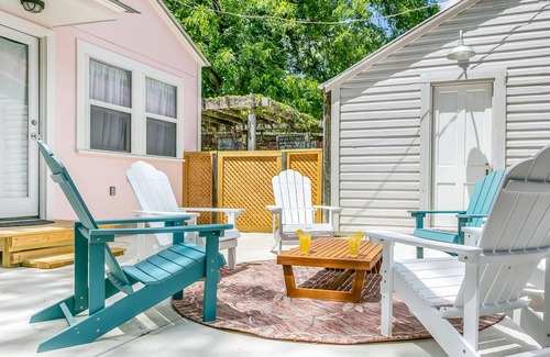 Fredericksburg House | Rose Street Cottage | 2/2.5 + Bonus Room (Sleeps 6), 3 Blocks to Main