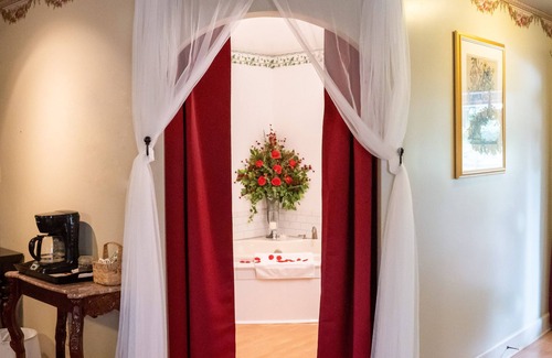 Gardner Cottage | Rose Tranquility Cottage -Jetted Tub-Balcony