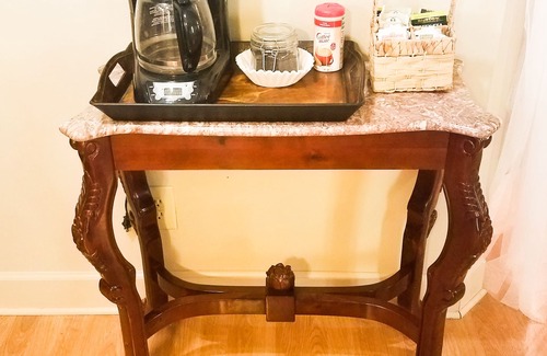 Gardner Cottage | Rose Tranquility Cottage -Jetted Tub-Balcony