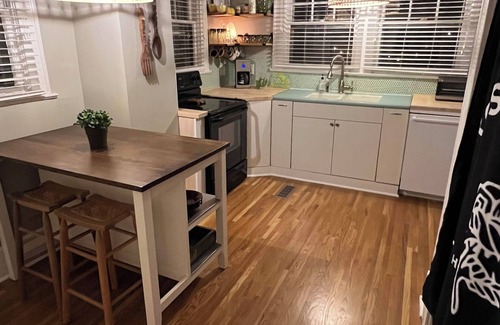 Plaza Midwood House | Rosebud Retreat: Bohemian 3-Bedroom Bungalow In Walkable Historic Plaza Midwood