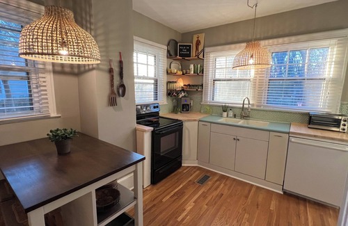 Plaza Midwood House | Rosebud Retreat: Bohemian 3-Bedroom Bungalow In Walkable Historic Plaza Midwood