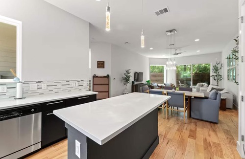 Oakmont Heights House | Rosedale Charmer - Sleeps 4 - Parking - NEW