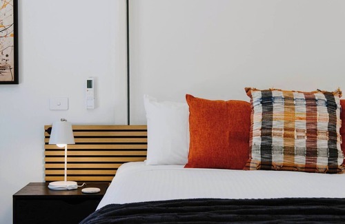 Central Mudgee House | Rosella Suite An Accessible Couples Retreat