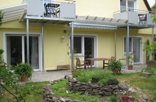 Sommerhausen Apartment | Rosenzauber Appartement mit frei gelegtem Fachwerk im 1. OG für max. 2 Personen