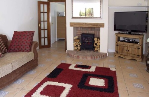 Stourport-on-Severn Apartment | ROSEWATERS COTTAGE, pet friendly, with a garden in Astley Burf