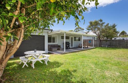 Callala Beach House | Roskell Retreat Pet Friendly 5 Mins Walk to Beach