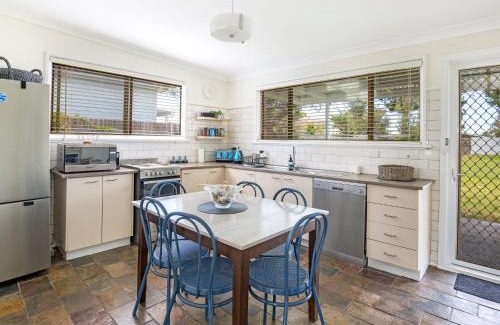 Callala Beach House | Roskell Retreat Pet Friendly 5 Mins Walk to Beach