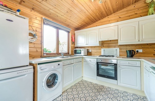 Lymington Cottage | ROSY LODGE, pet friendly, with pool in Shorefield Country Park