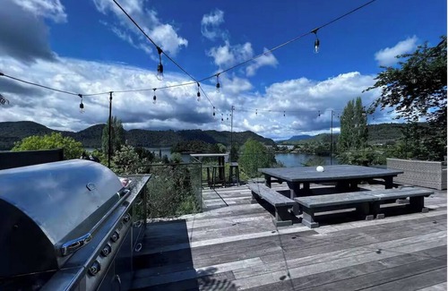 Lake Okareka Apartment | Rotorua Lake Ōkareka Studio with Views, Spa & BBQ