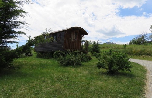 Sigoyer Cabin | Roulotte au Milieu des Chevaux au Pied de la Falaise de Ceuze