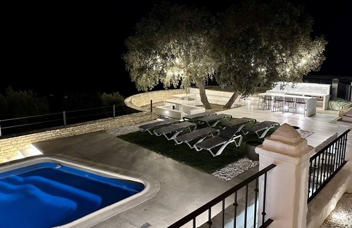 Setenil de las Bodegas Apartment | 'Round Stone Room 5' with Mountain Views, Private Pool and Wi-Fi