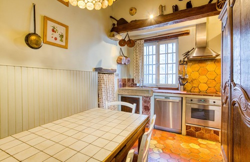 Montainville Cottage | Royal falconry, in a charming village, close to PARIS and VERSAILLES