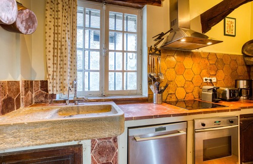 Montainville Cottage | Royal falconry, in a charming village, close to PARIS and VERSAILLES