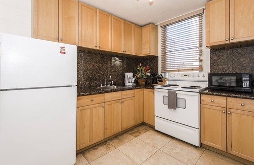 Waikiki Condo | Royal Moana Condo Close to Beach & Shops w/Parking - Full Kitchen & Bbq Grill