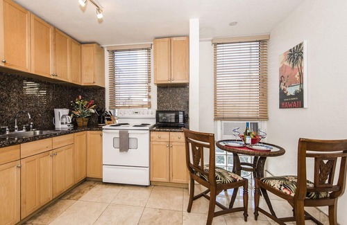 Waikiki Condo | Royal Moana Condo Close to Beach & Shops w/Parking - Full Kitchen & Bbq Grill