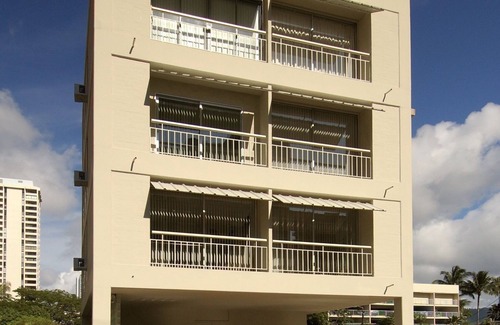 Waikiki Condo | Royal Moana Condo Close to Beach & Shops w/Parking - Full Kitchen & Bbq Grill