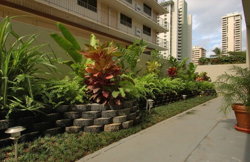 Waikiki Condo | Royal Moana Condo Close to Beach & Shops w/Parking - Full Kitchen & Bbq Grill