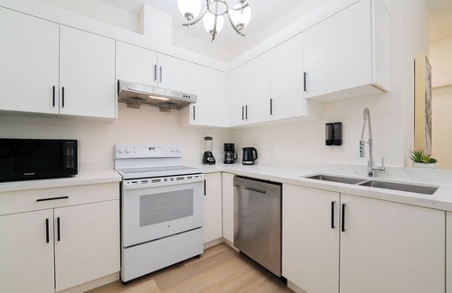 Regional District of Nanaimo House | Royal Pacific Suite - modern, clean, spacious retreat.