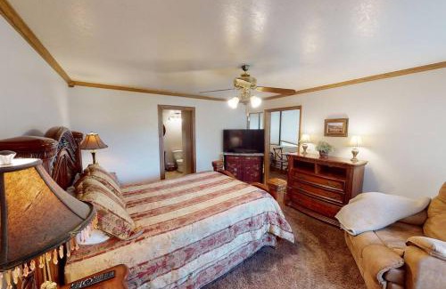 Brian Head Apartment | Royal Queen Suite Pool-Spa Ski-in out Gym, Sauna, Laundry, BBQ