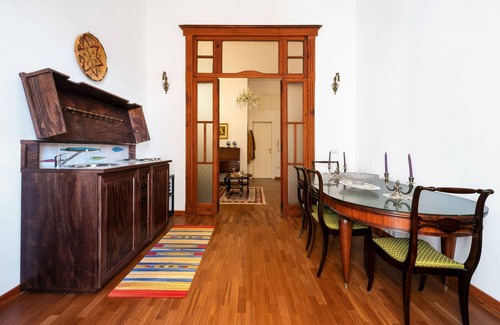 Vomero Apartment | Royal Retreat – Balcony, 2 Bedrooms & 2 Baths in Chiaia District, Naples