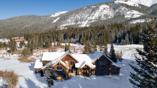 Blue River House | Royal Retreat